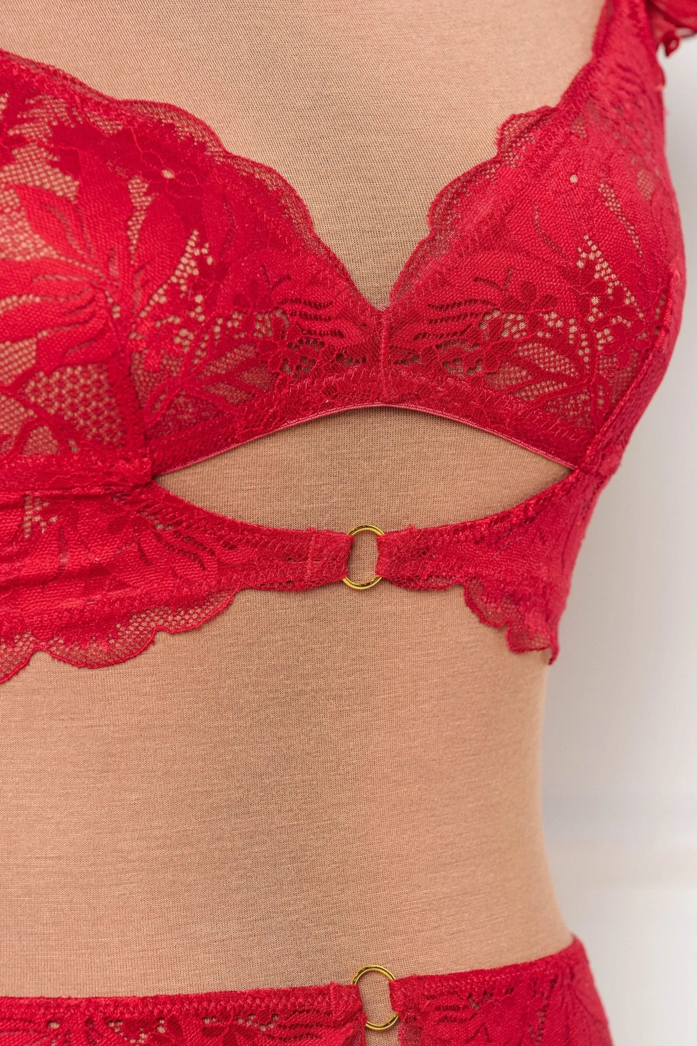 Lace & Mesh Keyhole Bralette - Red