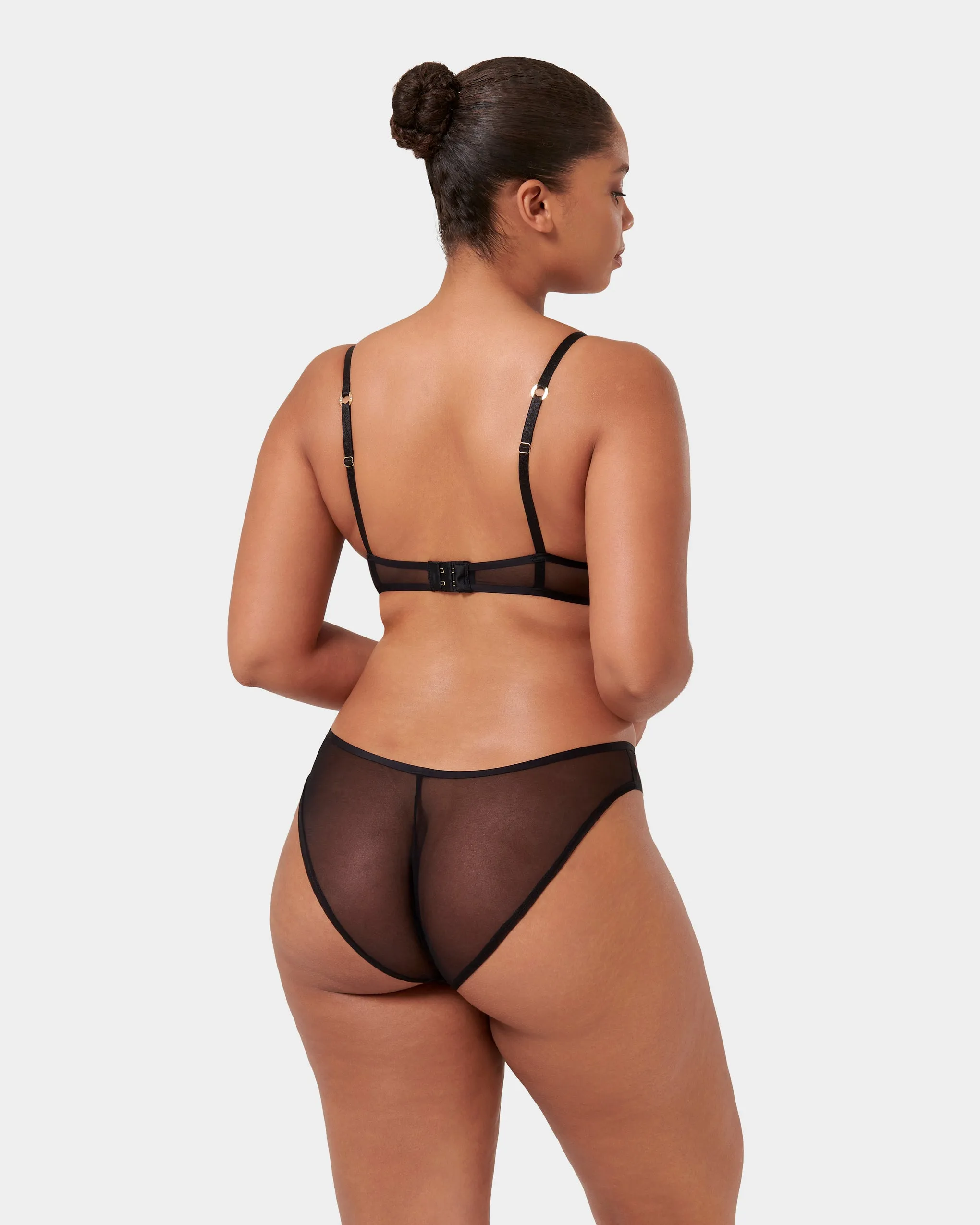 Set: Naomi Black